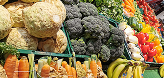 Bild von unseren Verkauf auf den Wochenmarkt in Tailfingen. Auf den Bild sehen Sie frisches Gemüse wie z.B. Mören, Paprika, verschiedene Kohlsorten u.v.m.