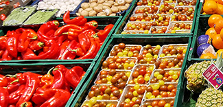 Bild von unserem Hallenverkauf in Horgenzell. Auf den Bild sind viele bunte Früchte und Gemüse zu sehen