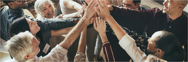 Bild von Mitarbeiterhände. Das Bild symbolisiert den Zusammenhalt unserer Mitarbeiter.