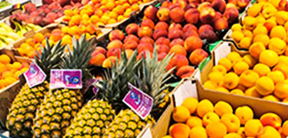Bild vom Wochenmarkt in Biberach an der Riß. Auf diesen Bild sind viele bunte Früchte abgebildet