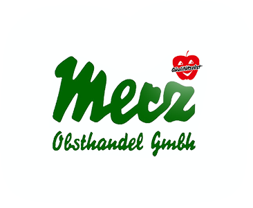 Bild zeigt den Schriftzug des Logos der Fa. Merz. Über den Schriftzug befindet sich ein roter Apfel mit einen lächelnden Gesicht und einen Schriftzug Qualitätsobst.